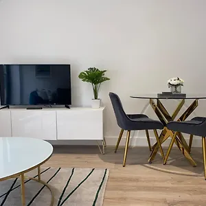 Roomotel - Broadoaks Apartment